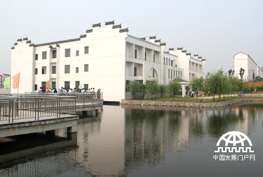  2014年6月7日，由中华少年儿童慈善救助基金会发起建设的共青儿童村正式建成启用。走进坐落于鄱阳湖畔的儿童村，一座座崭新的徽式建筑映入眼帘，这里绿草如茵，湖光潋滟，风景秀丽。中国网/中国发展门户网 魏博 摄