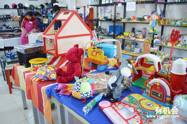 丰富的儿童玩具；上图左边靠后的柜子有滑板、旱冰鞋等体育用品。
