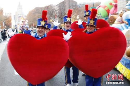 图1 2016年11月24日，第90届梅西百货感恩节大游行在美国纽约举行。