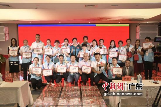 现场颁发爱心推广大使证书。(主办方供图) 